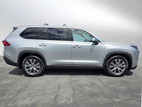 Used 2024 Toyota Grand Highlander FWD image 2