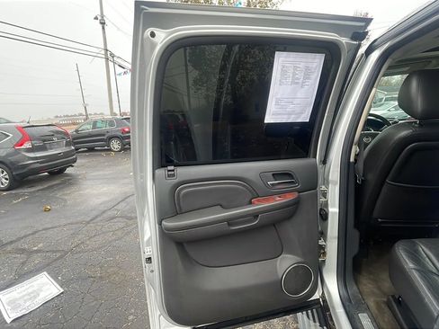 Used 2011 Cadillac Escalade EXT Premium image 21
