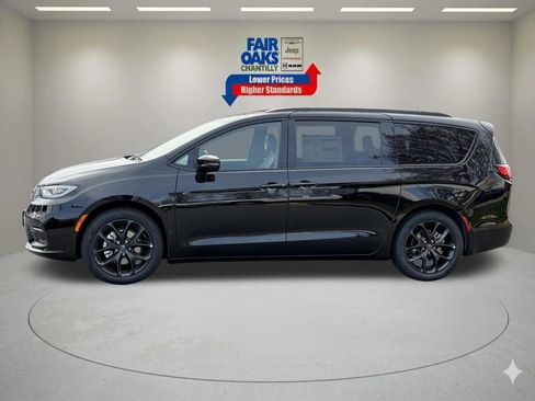 New 2026 Chrysler Pacifica Limited image 10