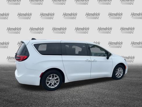 Used 2025 Chrysler Pacifica Select FWD image 9