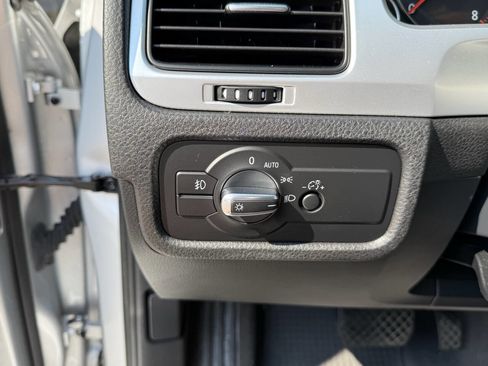 Used 2012 Volkswagen Touareg Sport image 36