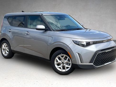 Used 2025 Kia Soul LX w/ LX Technology Package FWD image 19