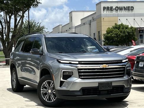 Used 2025 Chevrolet Traverse LT FWD image 2