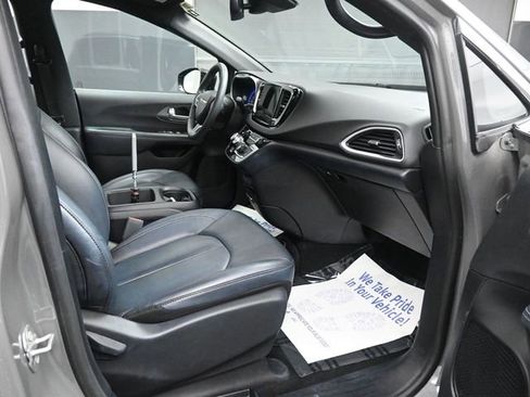 Used 2025 Chrysler Pacifica Select image 17