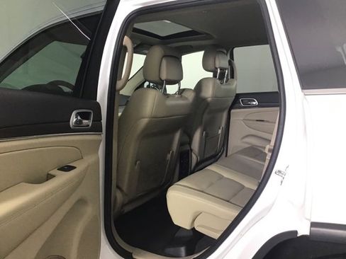 Used 2018 Jeep Grand Cherokee Limited image 21