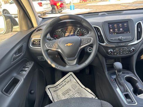 Used 2023 Chevrolet Equinox LT image 2