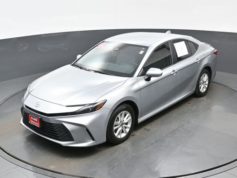 Used 2025 Toyota Camry LE image 35