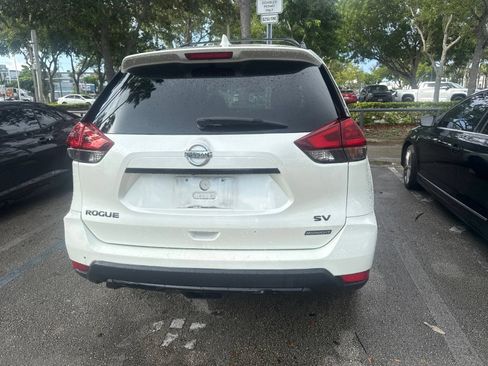 Used 2018 Nissan Rogue SV w/ Premium Package FWD image 4