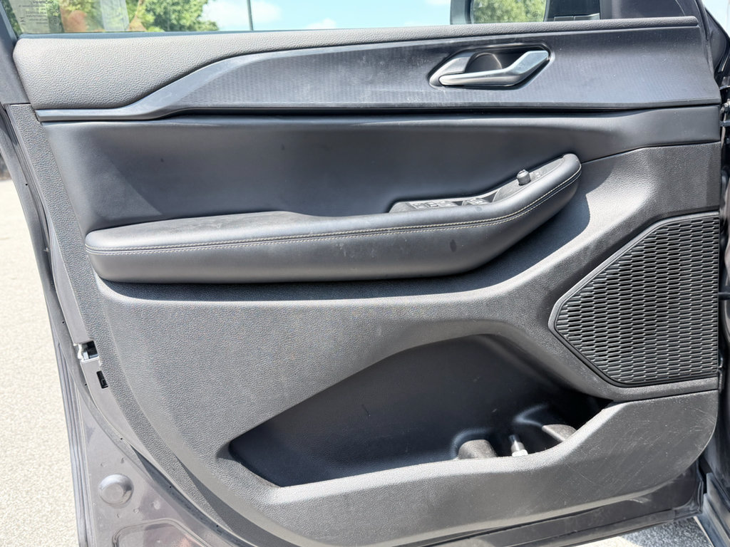 Used 2023 Jeep Grand Cherokee L Laredo RWD image 28