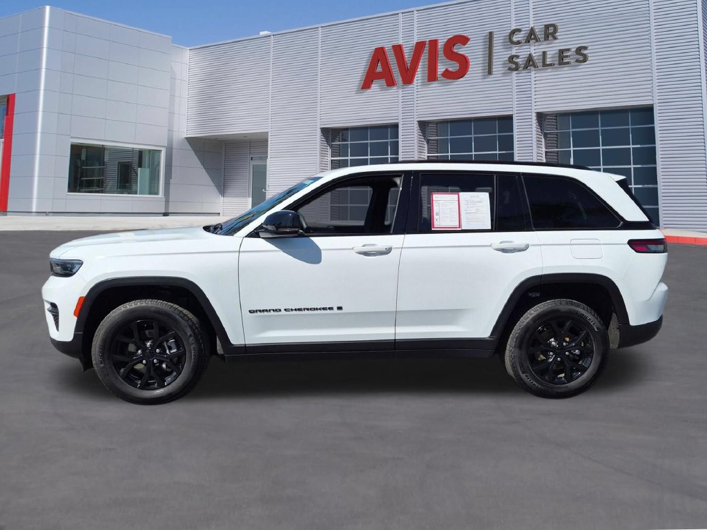 Used 2025 Jeep Grand Cherokee Altitude AWD/4WD image 10