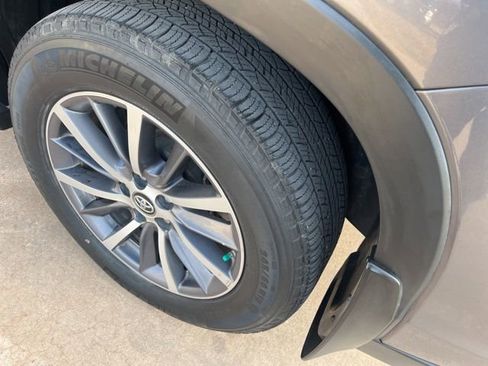 Used 2019 Toyota Highlander XLE image 7