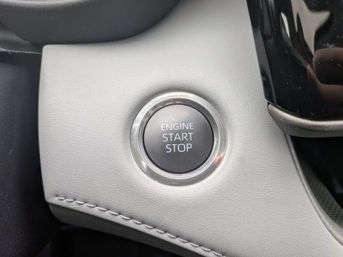 Used 2025 Toyota Highlander XLE FWD image 18