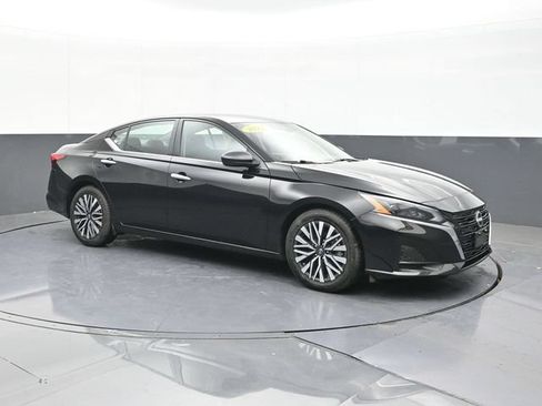 Used 2025 Nissan Altima 2.5 SV FWD image 18