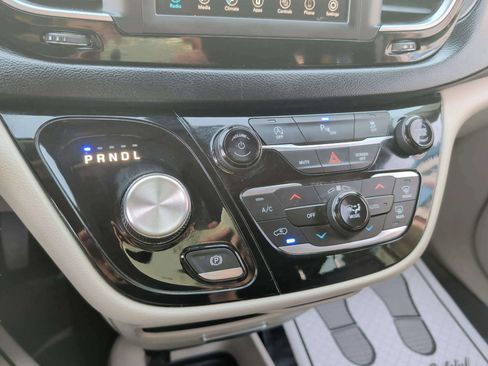 Used 2020 Chrysler Pacifica Touring-L image 14