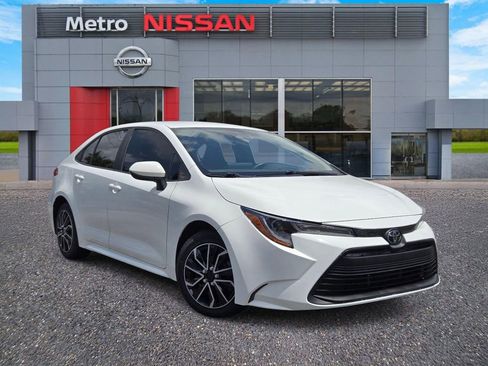 Used 2024 Toyota Corolla LE FWD image 1