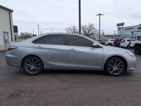 Used 2017 Toyota Camry XSE w/ Moonroof Package image 8