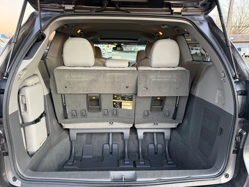Used 2019 Toyota Sienna XLE image 18