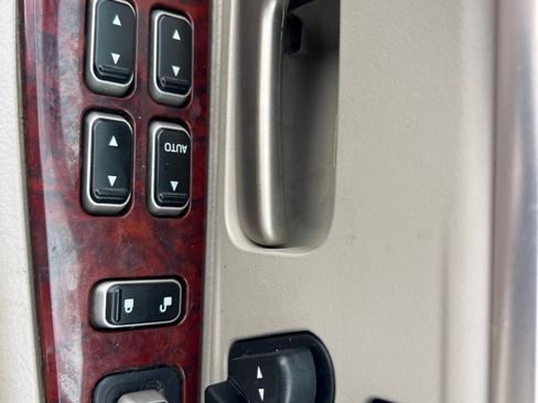 Used 2003 Lincoln Town Car Signature RWD image 28