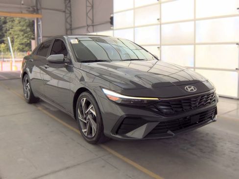 Used 2024 Hyundai Elantra SEL w/ Convenience Package FWD image 3