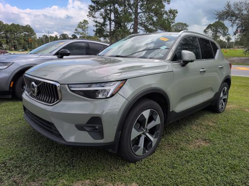 Used 2023 Volvo XC40 B5 Plus w/ Protection Package Premier AWD/4WD image 5
