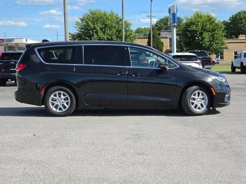 Certified 2023 Chrysler Pacifica Touring-L FWD image 8