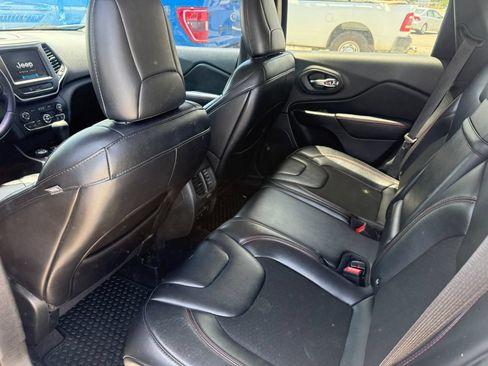Used 2019 Jeep Cherokee Trailhawk w/ Cold Weather Group AWD/4WD image 14