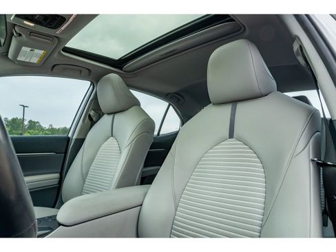 Used 2022 Toyota Camry SE w/ Cold Weather Package FWD image 13