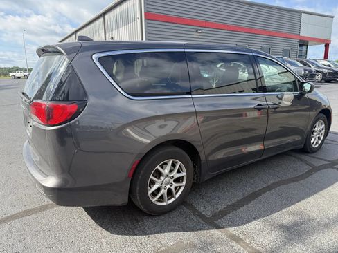 Used 2018 Chrysler Pacifica LX FWD image 4