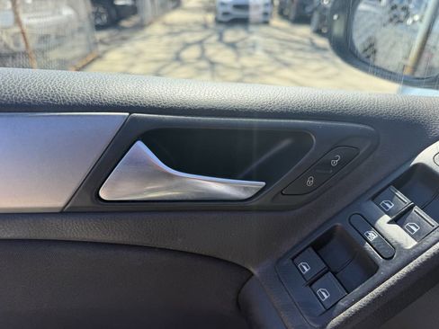 Used 2010 Volkswagen Golf 4-Door image 11