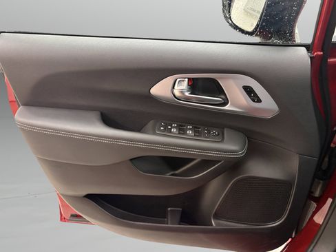 Used 2025 Chrysler Pacifica Limited image 24