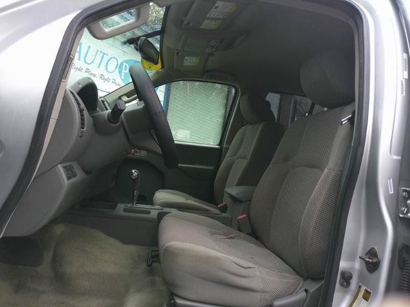 Used 2015 Nissan Frontier SV w/ SV Value Truck Package RWD image 13