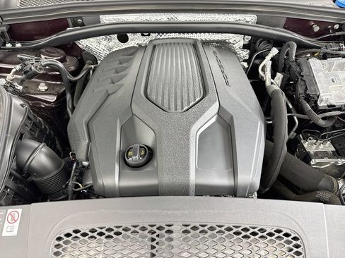 Certified 2025 Porsche Macan AWD/4WD image 32
