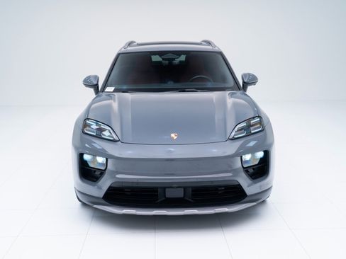 Certified 2025 Porsche Macan Electric RWD image 6