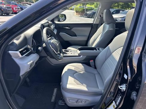 Used 2022 Toyota Highlander XLE AWD/4WD image 23