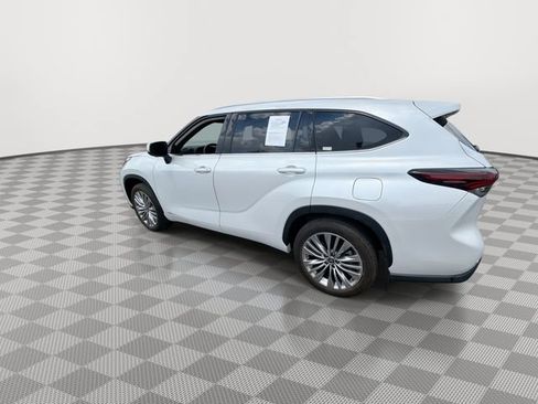 Used 2025 Toyota Highlander Platinum AWD/4WD image 6