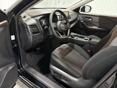 Used 2023 Nissan Rogue SV image 10