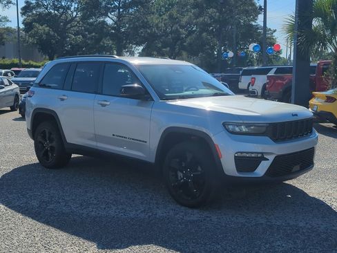 Used 2024 Jeep Grand Cherokee Limited w/ Black Appearance Package AWD/4WD image 8