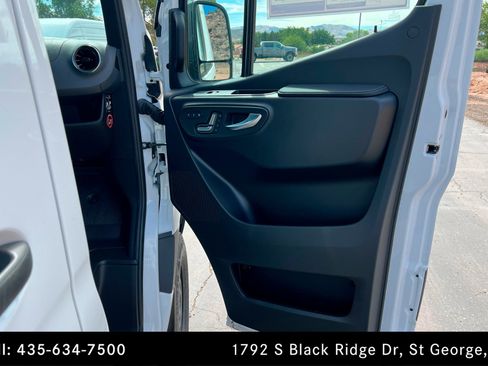 Used 2025 Mercedes-Benz Sprinter 2500 image 21
