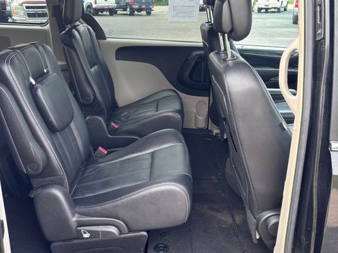 Used 2014 Chrysler Town & Country Touring FWD image 12