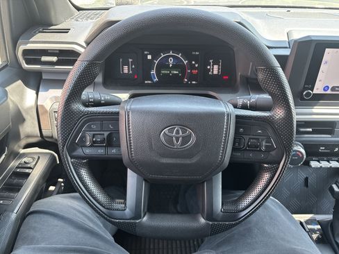 Used 2025 Toyota Tacoma SR5 AWD/4WD image 17