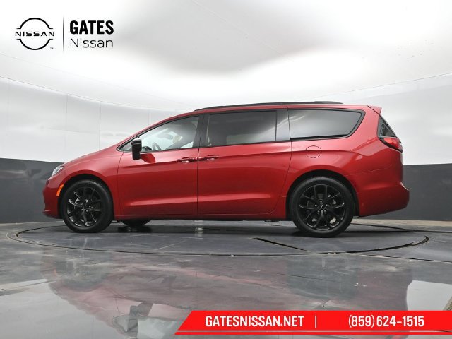 Used 2025 Chrysler Pacifica Limited FWD image 48