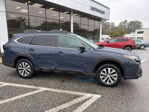 Used 2023 Subaru Outback Premium image 12