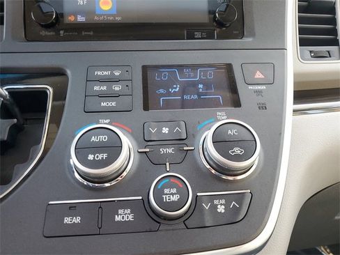 Used 2016 Toyota Sienna XLE Premium image 29