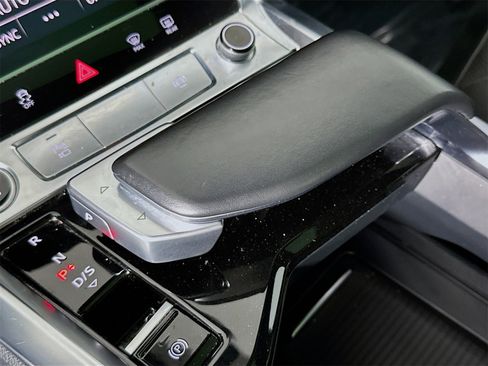 Used 2022 Audi e-tron Premium Plus w/ Premium Plus Package image 17