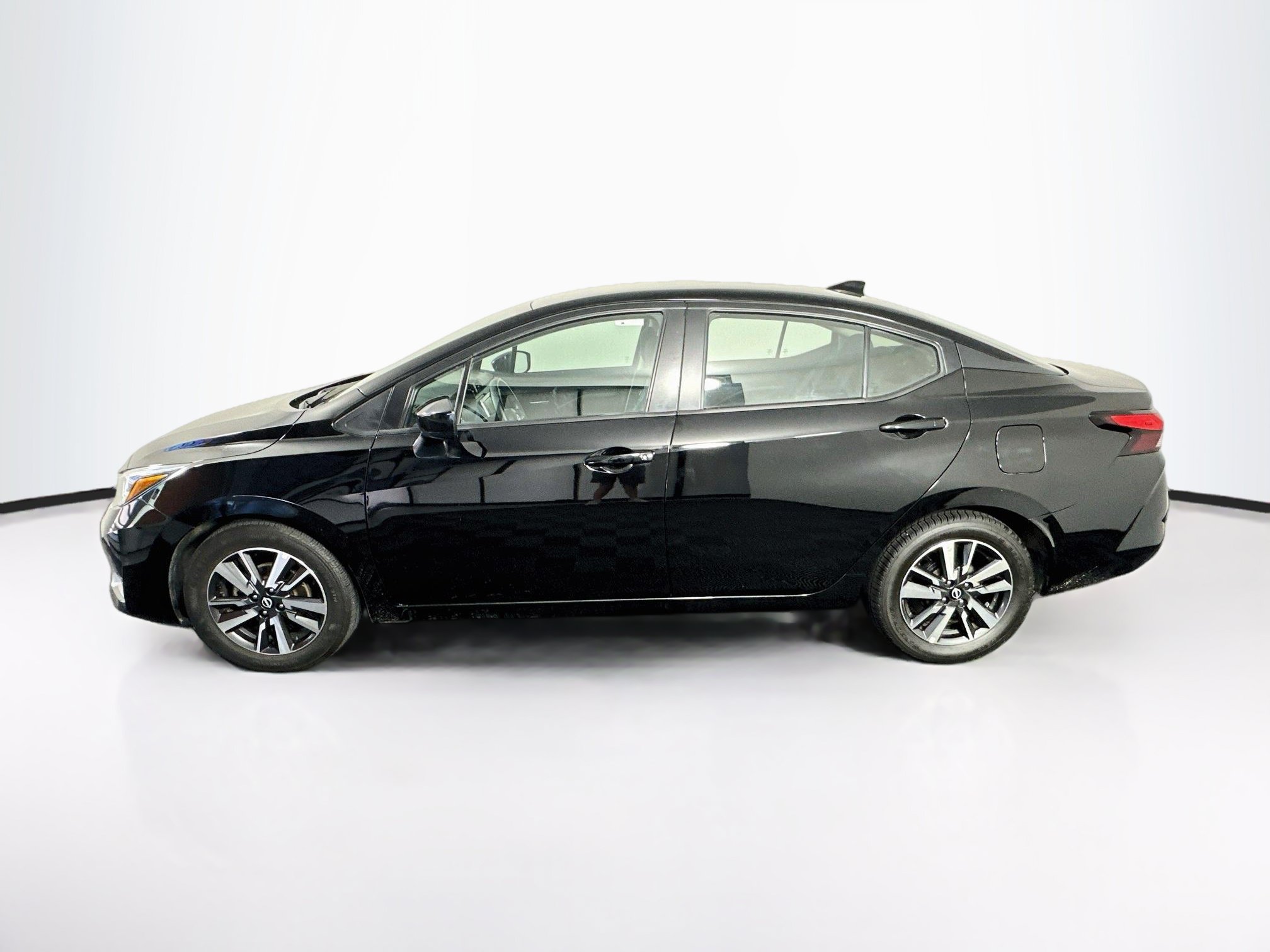 Used 2025 Nissan Versa SV FWD image 4