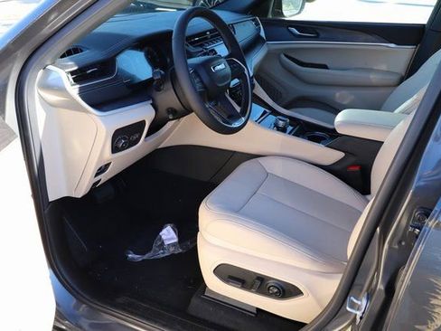 New 2025 Jeep Grand Cherokee Limited w/ Luxury Tech Group II image 10