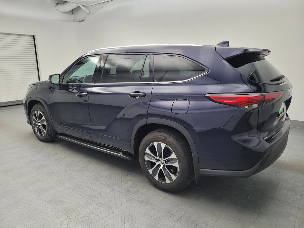 Used 2021 Toyota Highlander XLE AWD/4WD image 3