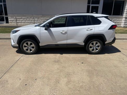 Used 2020 Toyota RAV4 LE FWD image 3
