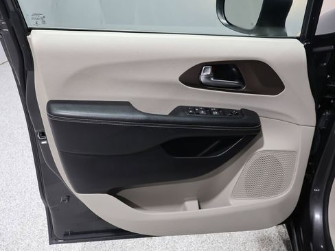 Used 2021 Chrysler Voyager LX image 13