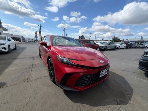 Used 2025 Toyota Camry SE FWD image 3